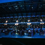 Oświetlone trybuny stadionu wraz z publicznością