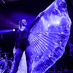 Tancerka z ozdobnym skrzydłem podczas występu Cleo