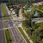 Widok z góry uczestników zawodów przebiegających przez skrzyżowanie w pobliżu stawów przy Galerii Białej w Białymstoku.