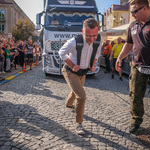 Prezydent Miasta Białegostoku Rafał Rudnicki próbujący swoich sił podczas konkurencji przeciągania TIR-a