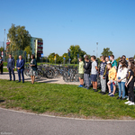 Prezydent Miasta Białegostoku Tadeusz Truskolaski oraz uczniowie podczas oficjalnego przekazania rowerów