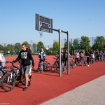 Uczniowie idący w szeregu z przekazanymi rowerami