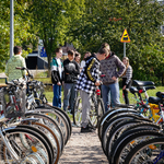 Uczniowie oglądający przekazane rowery