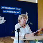 Dyrektor Departamentu Edukacji Wiesława Ćwiklińska przemawiająca podczas wręczenia stypendiów uczniom i absolwentom