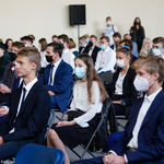 Uczniowie na sali, słuchający przemówienia Prezydenta Miasta Białegostoku Tadeusza Truskolaskiego