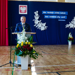 Prezydent Miasta Białegostoku Tadeusz Truskolaski przemawiający z mównicy na tle uroczystej scenerii