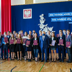 Prezydent Miasta Białegostoku Tadeusz Truskolaski na zdjęciu grupowym z uczniami, którym wręczono stypendia