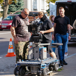 Operatorzy filmowi z kamerą zamontowaną na specjalnym wózku
