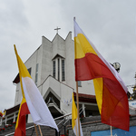 Sanktuarium Miłosierdzia Bożego w Białymstoku udekorowane flagami w barwach Białegostoku oraz Watykanu.