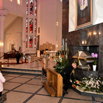 Zastępca Prezydenta Miasta Białegostoku Rafał Rudnicki składający kwiaty przed relikwią bł. ks. Michała Sopoćki