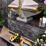 Kwiaty złożone przed relikwią bł. ks. Michała Sopoćki