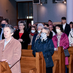 Zgromadzeni ludzie podczas uroczystej mszy