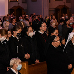Siostry zakonne podczas modlące się podczas uroczystej mszy