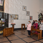 Wierni modlący się przy relikwi bł. ks. Michała Sopoćki podczas uroczystej mszy