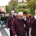 Orszak prowadzący procesję oraz wierni niosący portret bł. ks. Michała Sopoćki