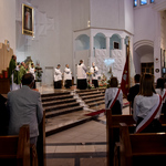Ołtarz oraz księża odprawiający uroczystą mszę
