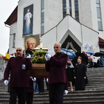 Orszak rozpoczynający procesję po zakończonej mszy w Sanktuarium Miłosierdzia Bożego w Białymstoku