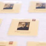 Wyeksponowane na stole płyty MP3 z wizerunkiem bł. ks. Michała Sopoćki