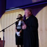 ks. Janusz Zachęcki wygłaszający przemówienie po odebraniu nagrody w kategorii Wychowawca Miłosierdzia podczas gali 