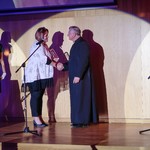 Dyrektor Departamentu Kultury, Promocji i Sportu Urzędu Miejskiego w Białymstoku Edyta Mozyrska odbierająca nagrodę na scenie