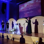 Metropolita białostocki abp Tadeusz Wojda ogłaszający ze sceny przyznane nagrody