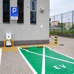 Miejsce parkingowe dla pojazdów elektrycznych przy stacji ładowania