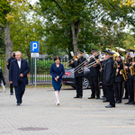 Powitanie Prezydenta Miasta Białegostoku Tadeusza Truskolaskiego na uroczystej prezentacji stacji ładującej pojazdy elektryczne i samochodu elektrycznego
