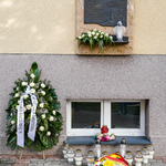 Wieńce i kwiaty złożone pod tablicą upamiętniającą ofiary katastrofy pod Jeżewem