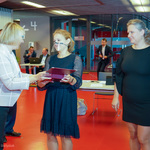 wiceprzewodnicząca rady miasta wręcza dyplom laureatce nagrody