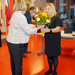 wiceprzewodnicząca rady miasta wręcza kwiaty laureatce nagrody