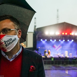 Zastępca Prezydenta Miasta Białegostoku w maseczce z napisem Żyvie Biełoruś przed sceną