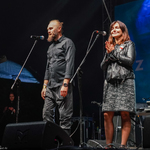 Artyści przemawiający ze sceny podczas koncertu Sercem z Białorusią w Białymstoku