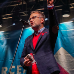 Zastępca Prezydenta Miasta Białegostoku Rafał Rudnicki pokazujący na scenie znak zwycięstwa