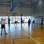 Młodzież szkolna podczas ćwiczeń na sali gimnastycznej w nowej hali Zespołu Szkół Mechanicznych w Białymstoku
