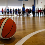 Piłka do koszykówki na nowej hali sportowej Zespołu Szkół Mechanicznych w Białymstoku