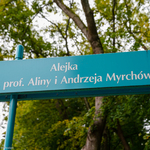 Tablica z nazwą ulicy Alejka prof. Aliny i Andrzeja Myrchów przy której umieszczono kłodę bartną w Parku Zwierzynieckim