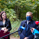 Prezydent Miasta Białegostoku Tadeusz Truskolaski podczas konferencji prasowej w Lesie Zwierzynieckim w Białymstoku