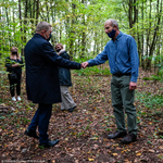 Prezydent Miasta Białegostoku Tadeusz Truskolaski witający się z pszczelarzem Mikołajem Makiem z zachowaniem środków bezpieczeństwa w związku z pandemią koronawirusa