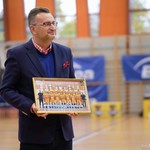 Zastępca Prezydenta Miasta Białegostoku Rafał Rudnicki trzymający zdjęcie pamiątkowe drużyny Żubry Białystok