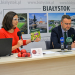 Rzecznik Prezydenta Miasta Białegostoku Urszula Boublej prezentująca książkę Bioróżnorodność w trakcie konferencji