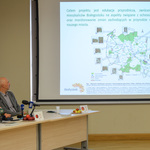Dyrektor Departamentu Gospodarki Komunalnej Urzędu Miejskiego w Białymstoku Andrzej Piotr Karolski omawiający prezentację na rzutniku