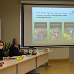Prezentacja na rzutniku omawiana przez Dyrektora Departamentu Gospodarki Komunalnej Urzędu Miejskiego w Białymstoku Andrzeja Piotra Karolskiego