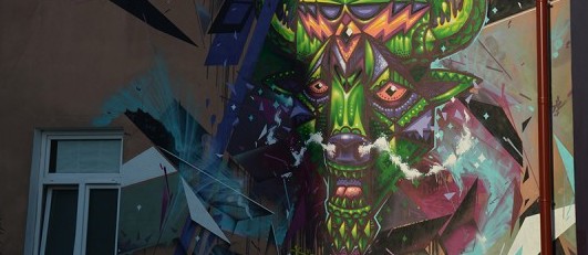 mural przedstawiający głowy zielonych żubrów z filetowymi wstawkami