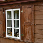 Zbliżenie na okna w drewnianym domku