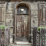 Zbliżenie na drzwi wejściowe do drewnianej budowli
