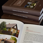 Prezentacja przykładowych zdjęć w książce Architektura drewniana Białegostoku