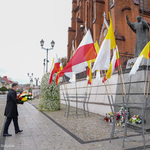Zastępca Prezydenta Przemysław Tuchliński składający kwiaty pod pomnikiem Jana Pawła II