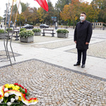 Zastępca Prezydenta Przemysław Tuchliński oddający hołd przed pomnikiem Jana Pawła II