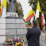Zastępca Prezydenta Przemysław Tuchliński odmawiający modlitwę przed pomnikiem Jana Pawła II