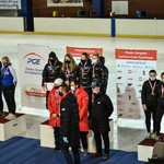 Zawodniczki na podium z otrzymanymi medalami i nagrodami